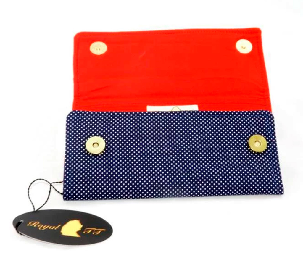 Carteira de tecido com bot&otilde;es magn&eacute;ticos