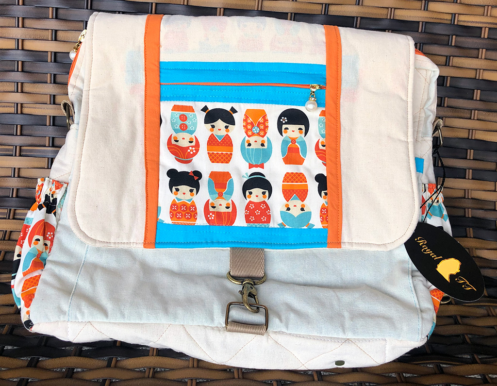 Mochila Universit&aacute;ria Tecido Algod&atilde;o Cru com Estampa de Bonecas