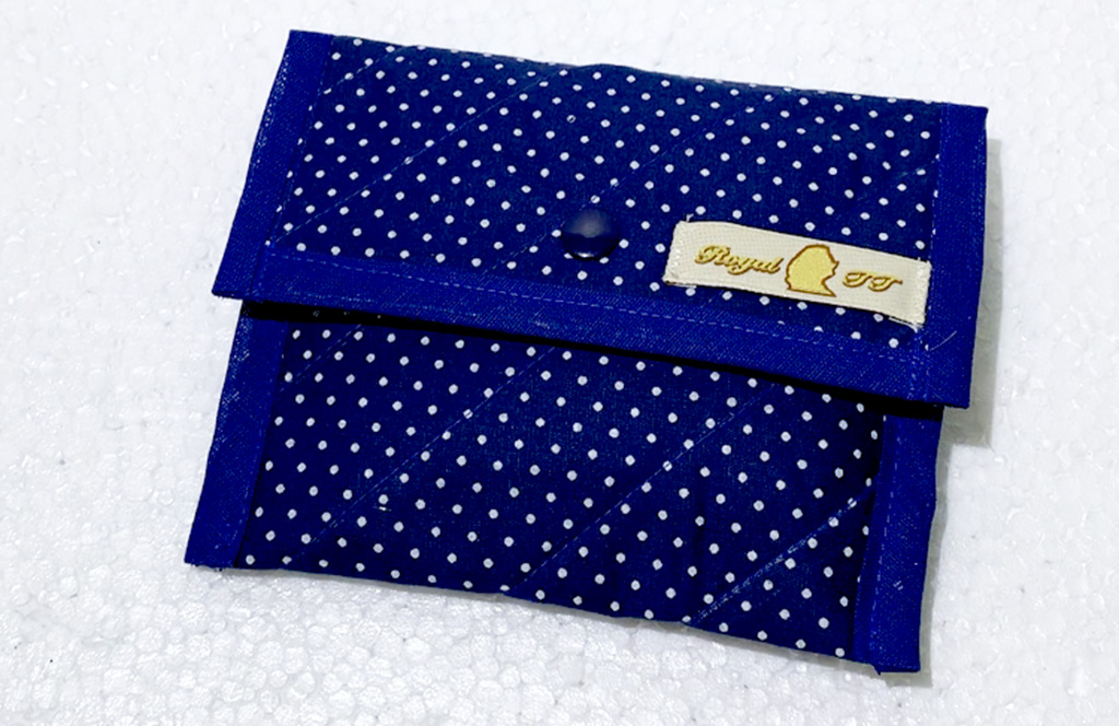 Porta-absorvente em Tecido Tricoline Azul e Po&aacute;s Brancos