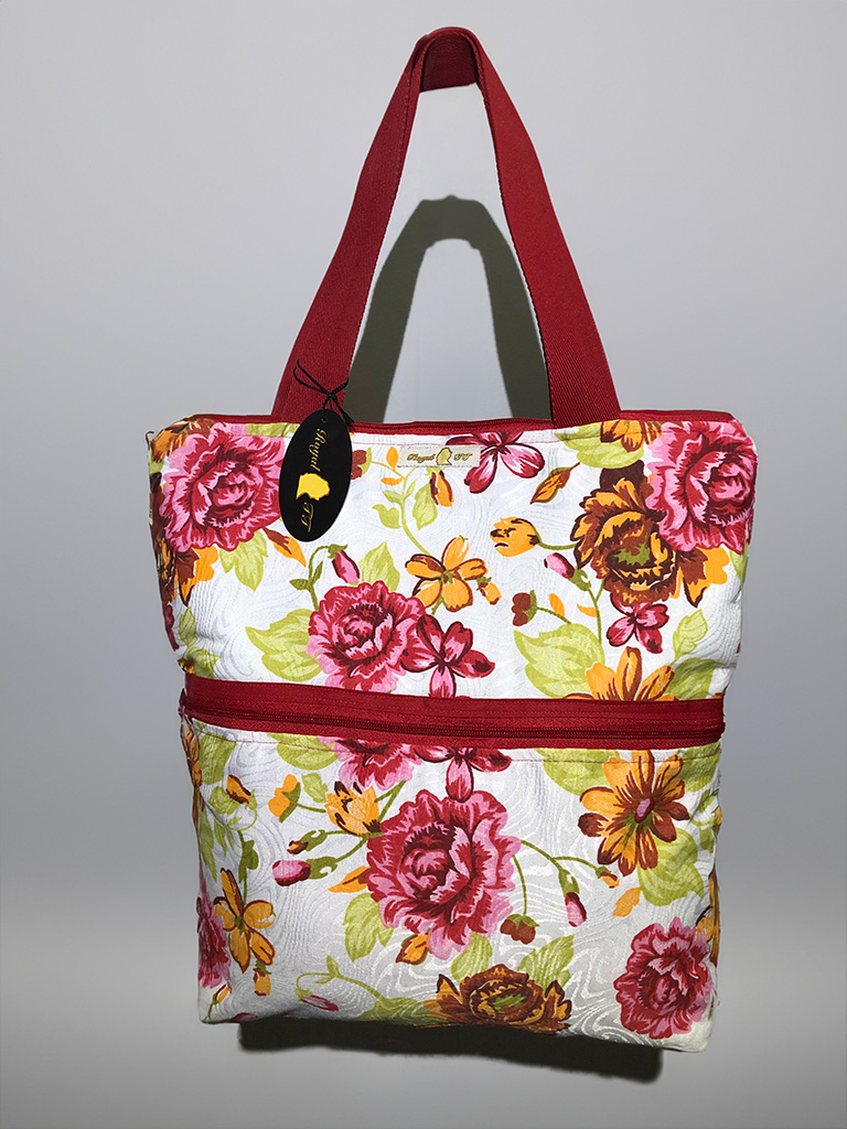 Bolsa Grande em Tecido com Estampa Floral, Al&ccedil;a e Z&iacute;per