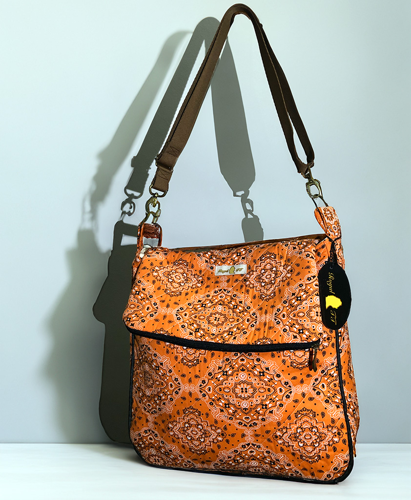 Bolsa Transversal Tricoline Estampado Laranja Fechamento em Aba