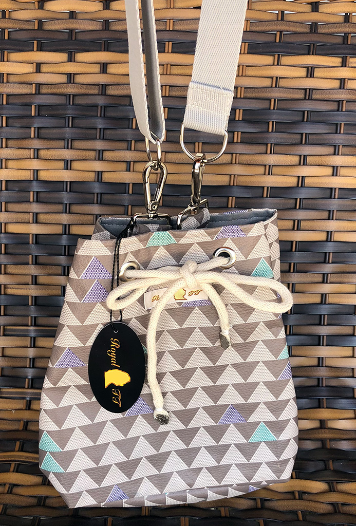 Bolsa Tiracolo Modelo Saco em PVC e Al&ccedil;a Chic