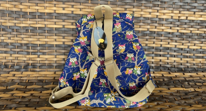 Mochila Feminina em Tecido com Textura e Estampa de Corujas