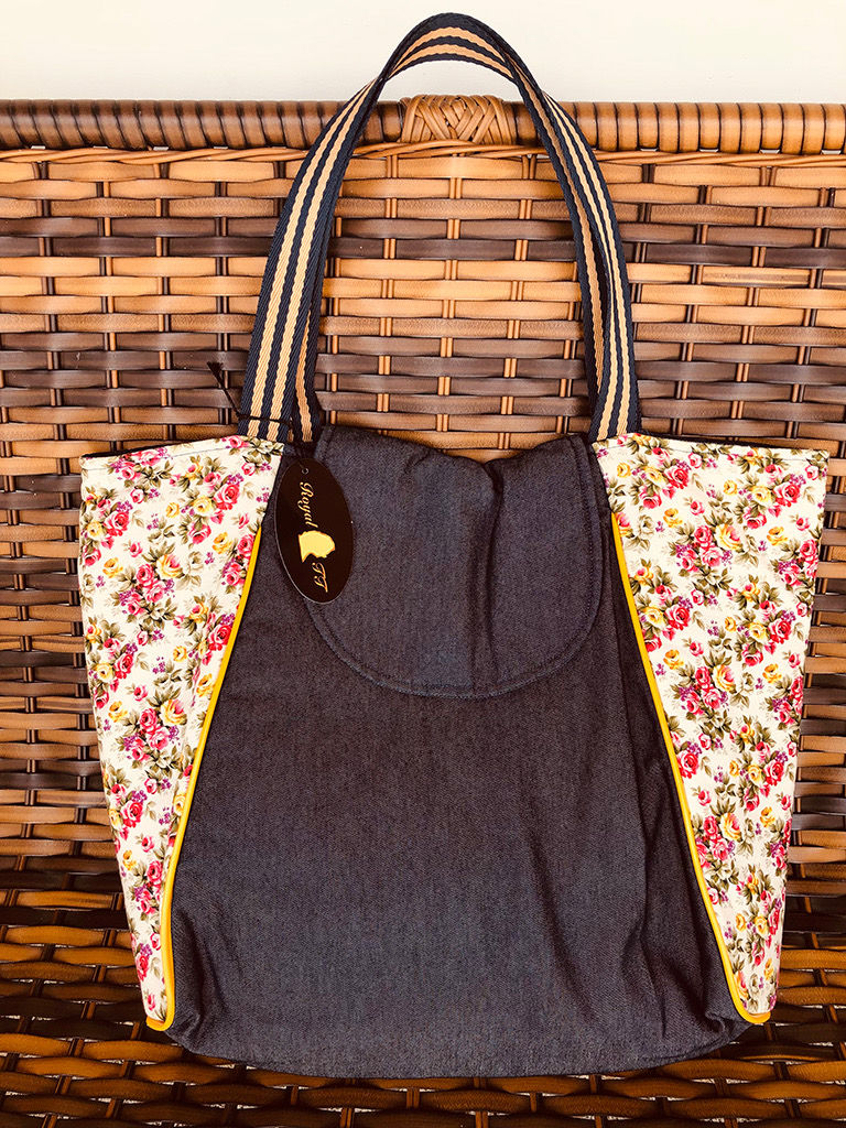 Bolsa Tiracolo Jeans e Tricoline Floral e Al&ccedil;a Chic