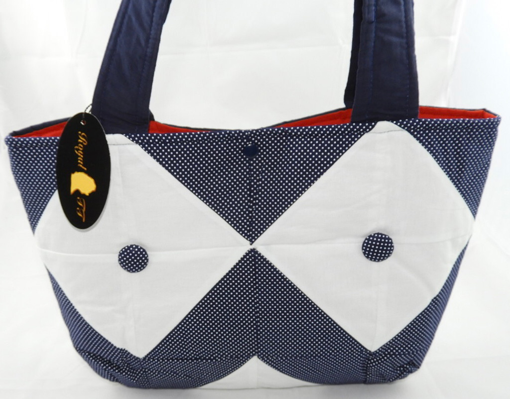 Bolsa de Passeio Patchwork Azul Marinho com Po&aacute;s Brancos